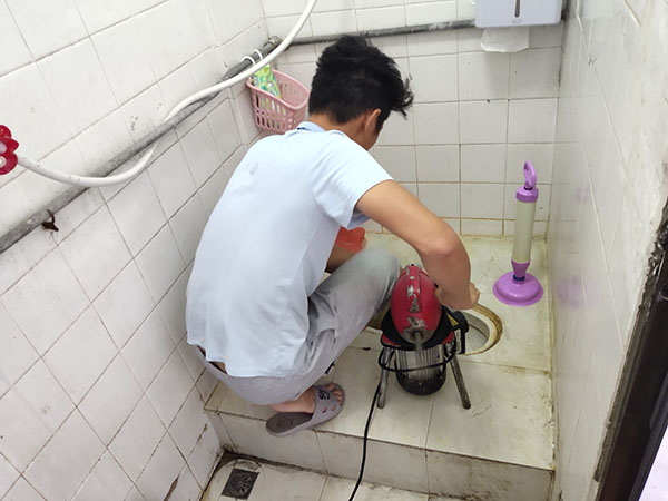 江东管道堵塞冒臭气 专业师傅现场解决问题