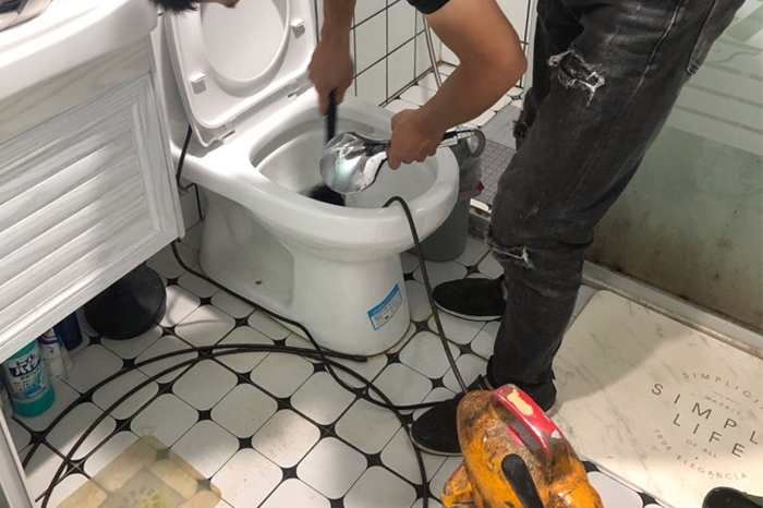 江东马桶堵塞自己疏通还是找师傅?专业上门服务让你省时更省心