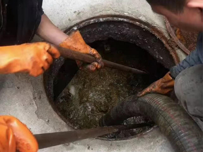 江东清理化粪池时如何避免沼气的危害?